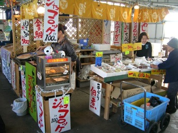 活気にあふれた賑やかな売り場がならんでいます